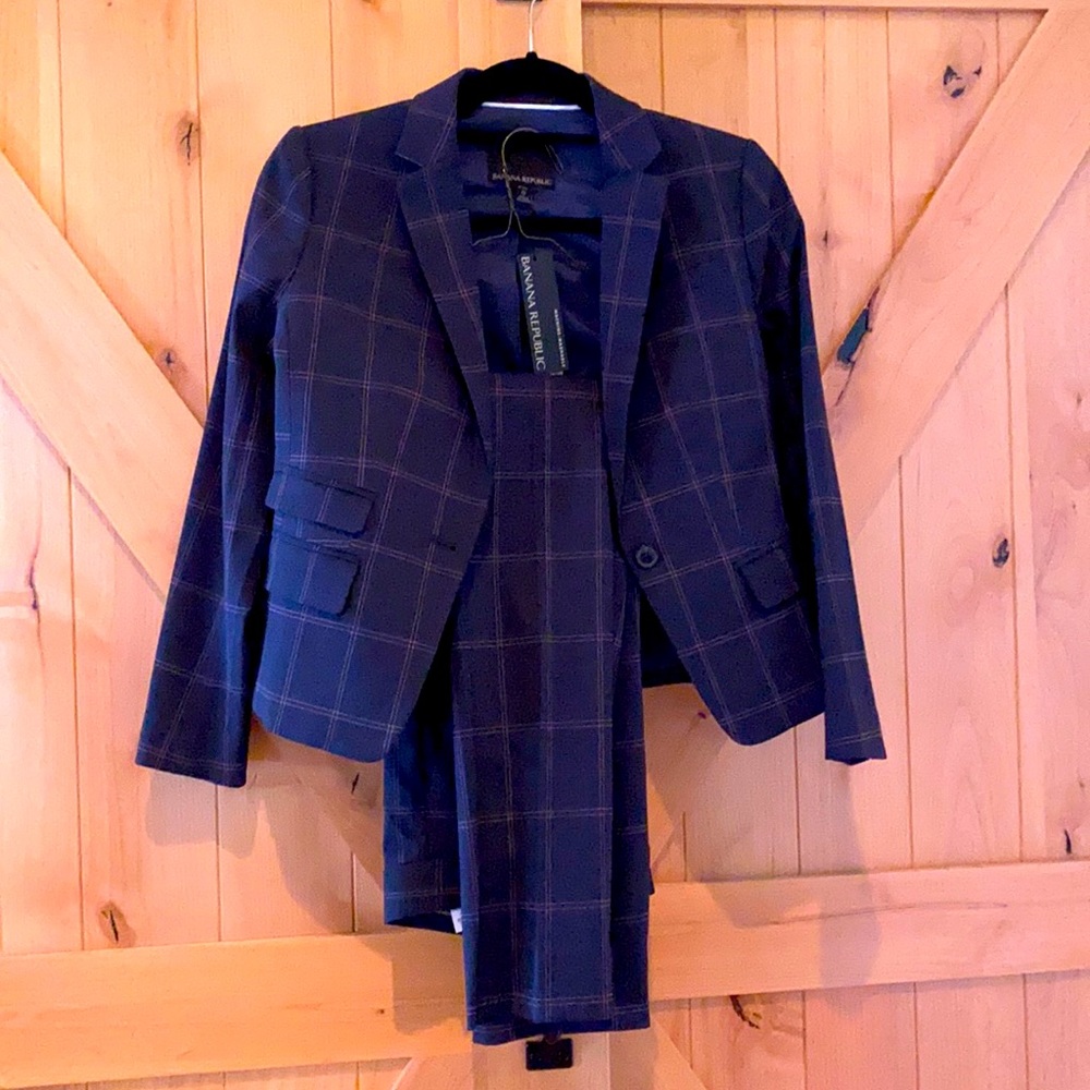 NWT BR Suit! Machine washable.